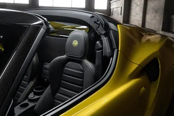 Asiento deportivo y diseño lateral interior destacado.