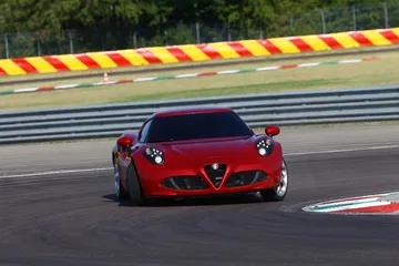 Alfa Romeo 4C en circuito mostrando su perfil delantero lateral.