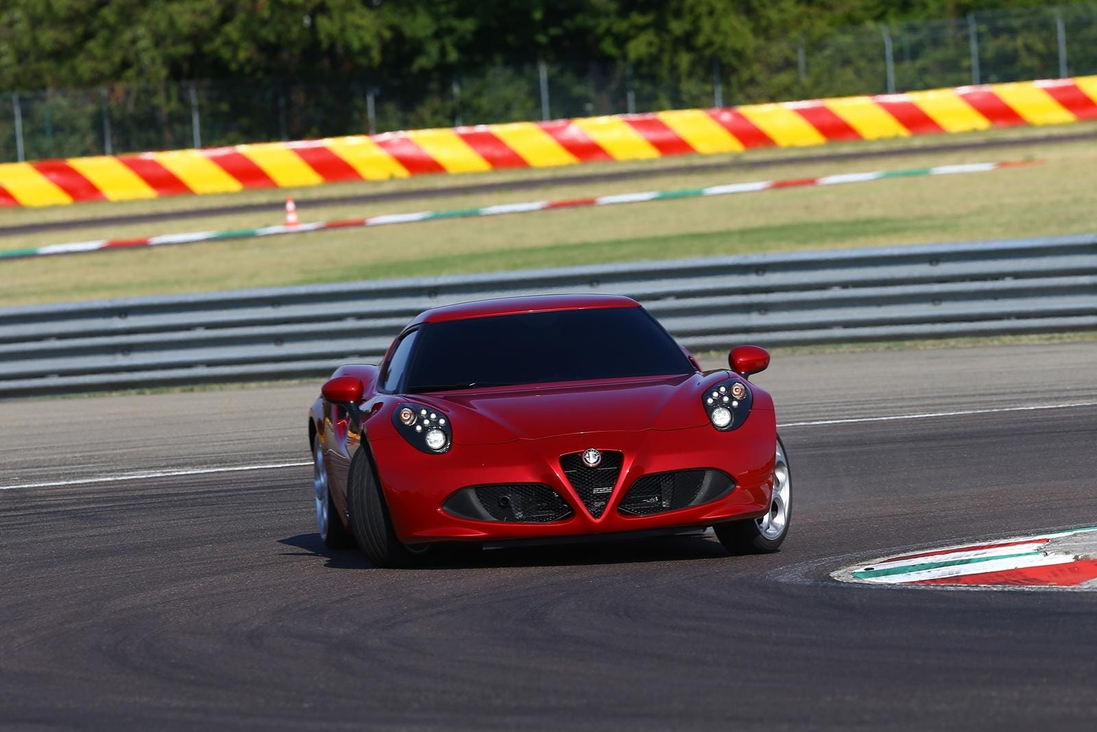 Alfa Romeo 4C en circuito mostrando su perfil delantero lateral.
