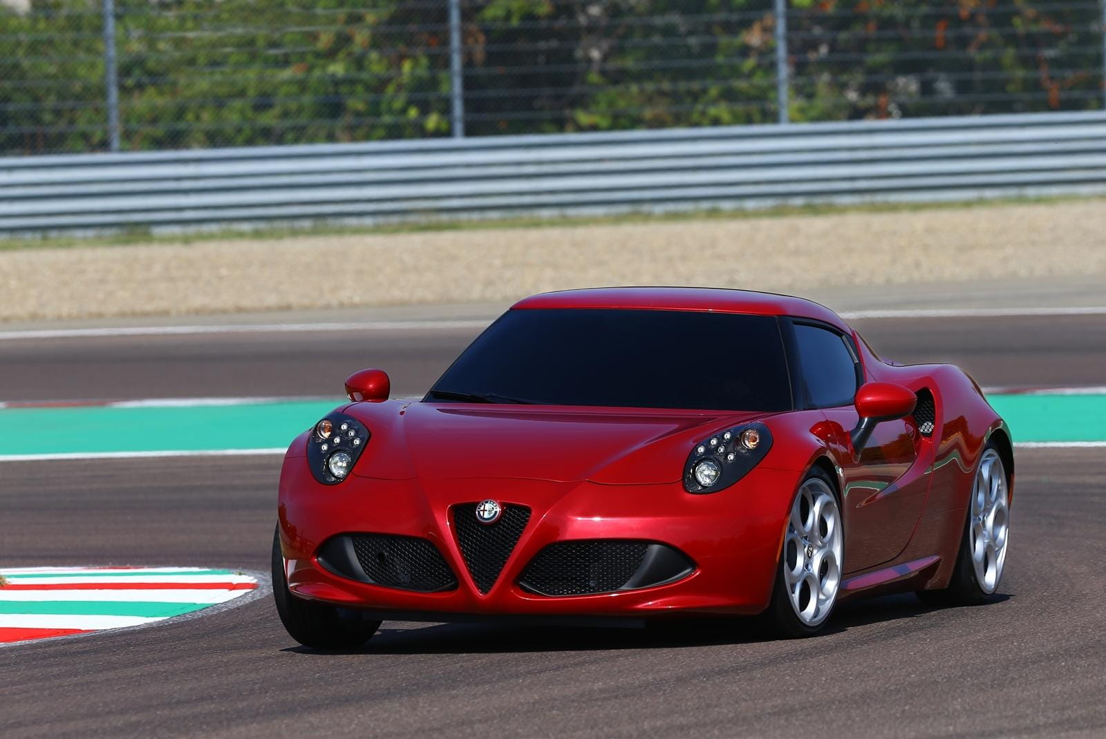 Vista dinámica del Alfa Romeo 4C mostrando su diseño deportivo.