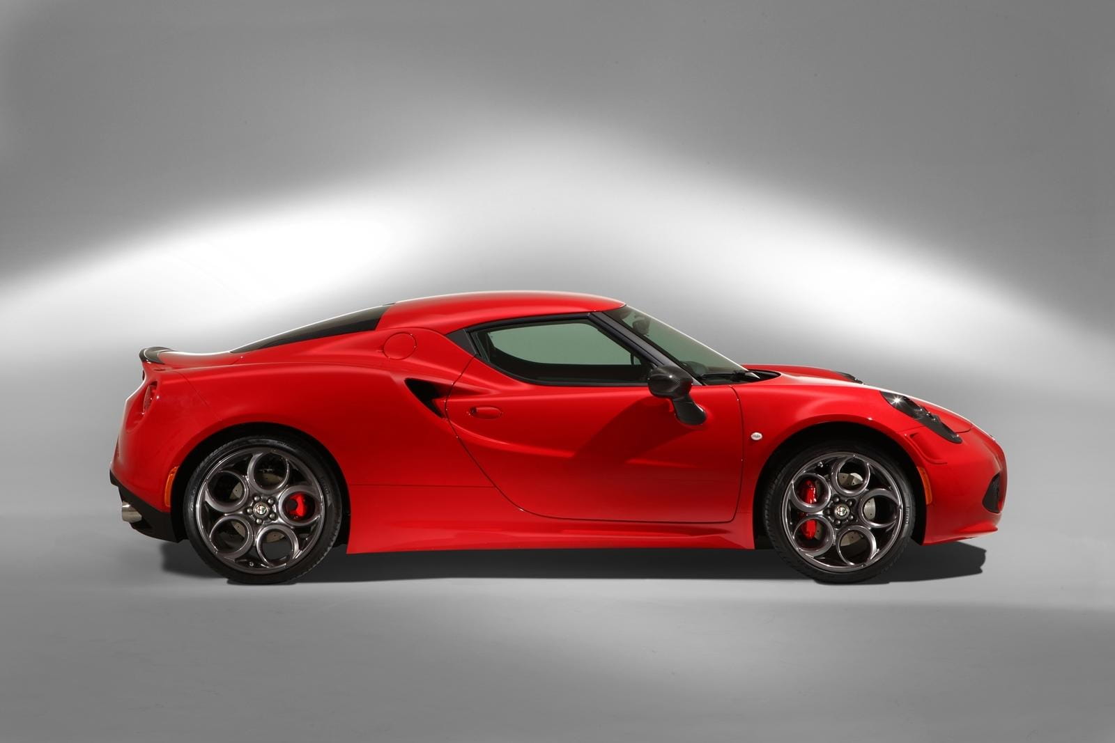 Vista lateral del Alfa Romeo 4C destacando su diseño deportivo y aerodinámico.