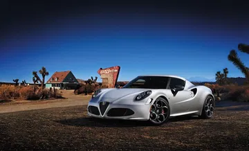 Vista lateral del Alfa Romeo 4C destacando su diseño aerodinámico.