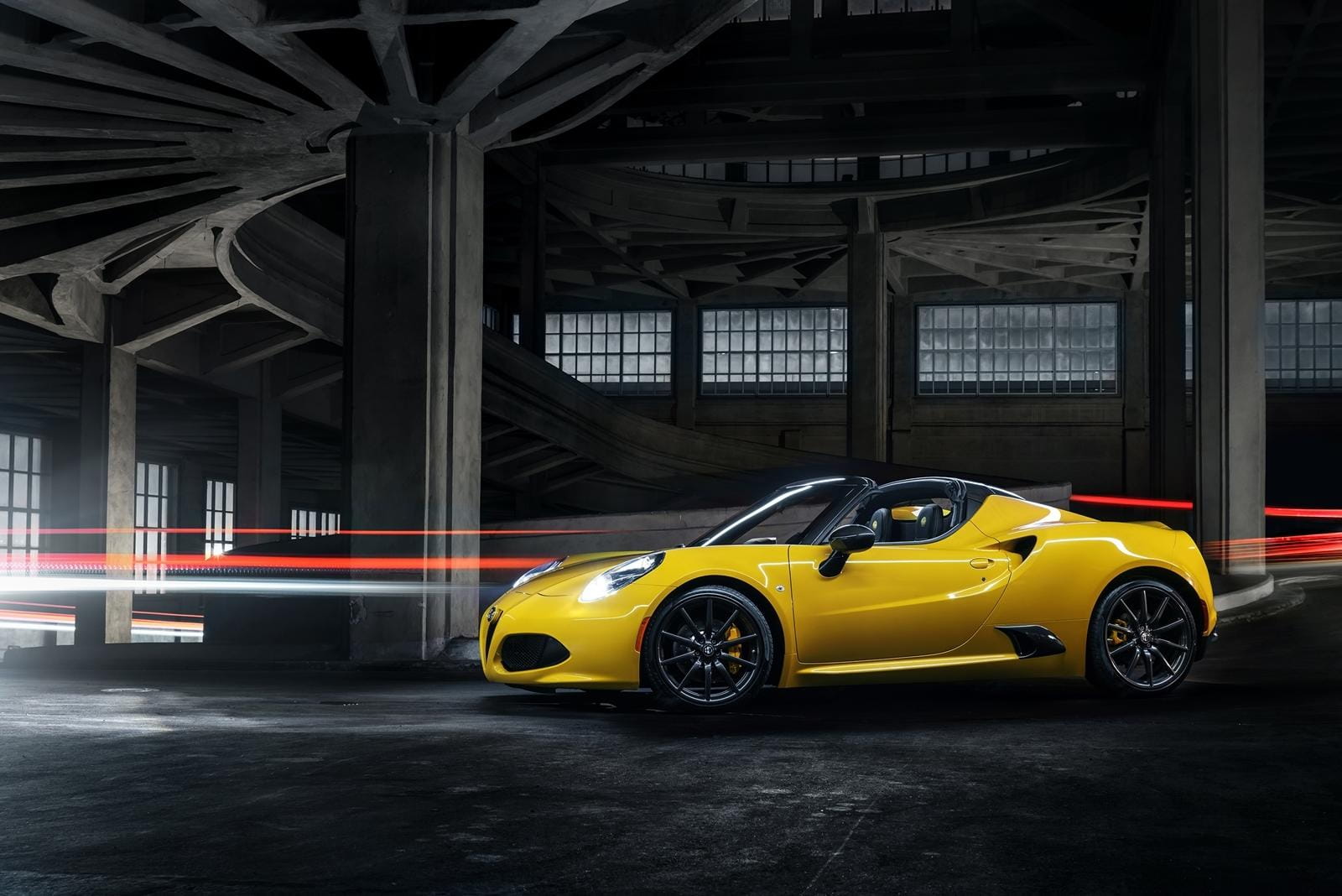 Vista lateral del Alfa Romeo 4C en color amarillo destacando su diseño deportivo.