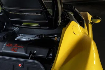 Vista lateral y detalle de la superficie y diseño de carrocería del Alfa Romeo 4C.