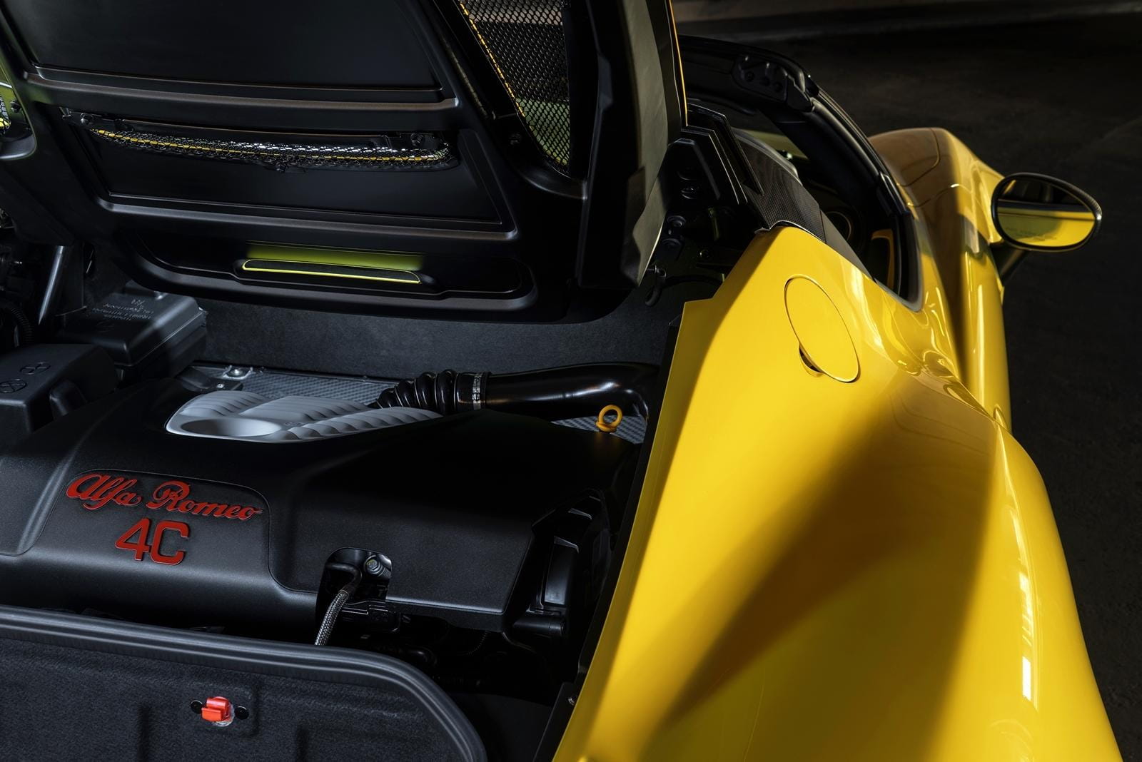 Vista lateral y detalle de la superficie y diseño de carrocería del Alfa Romeo 4C.