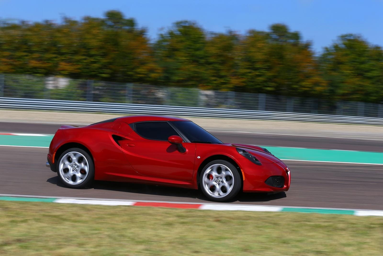 Vista dinámica lateral del Alfa Romeo 4C en pista.
