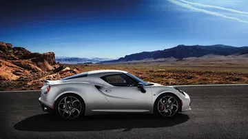 Vista dinámica del Alfa Romeo 4C enfatizando su perfil deportivo.