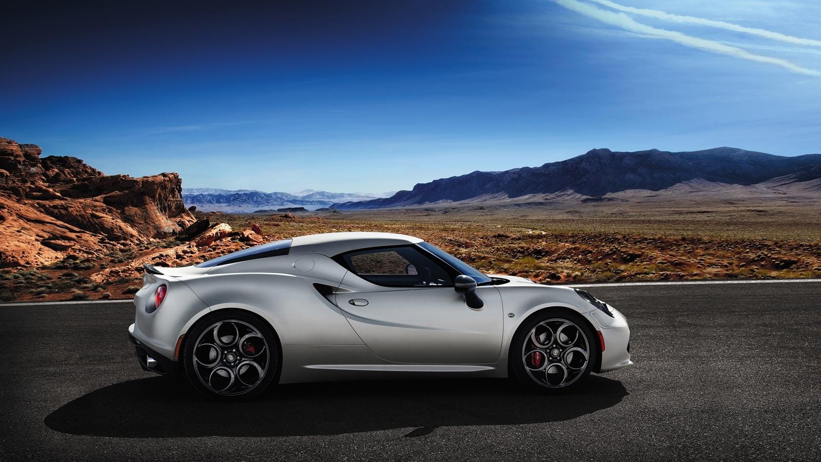Vista dinámica del Alfa Romeo 4C enfatizando su perfil deportivo.