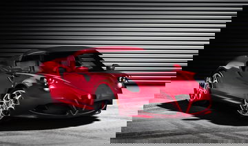Vista lateral del Alfa Romeo 4C en color rojo mostrando su diseño deportivo.