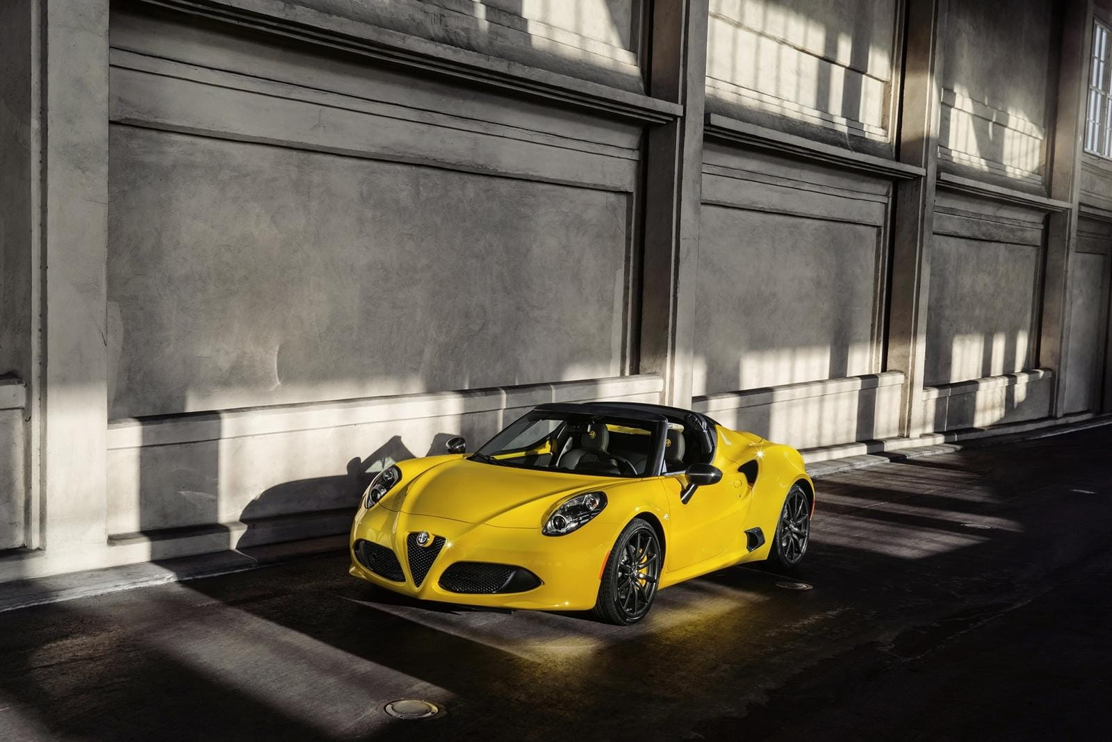Vista lateral Alfa Romeo 4C bañado en luz natural, destacando su diseño.
