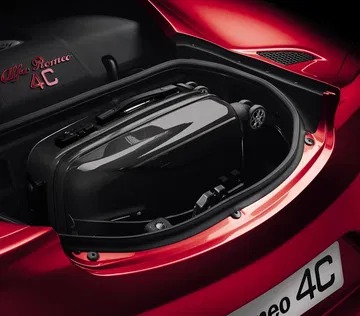 Vista del potente motor trasero del Alfa Romeo 4C, representación de la ingeniería italiana.