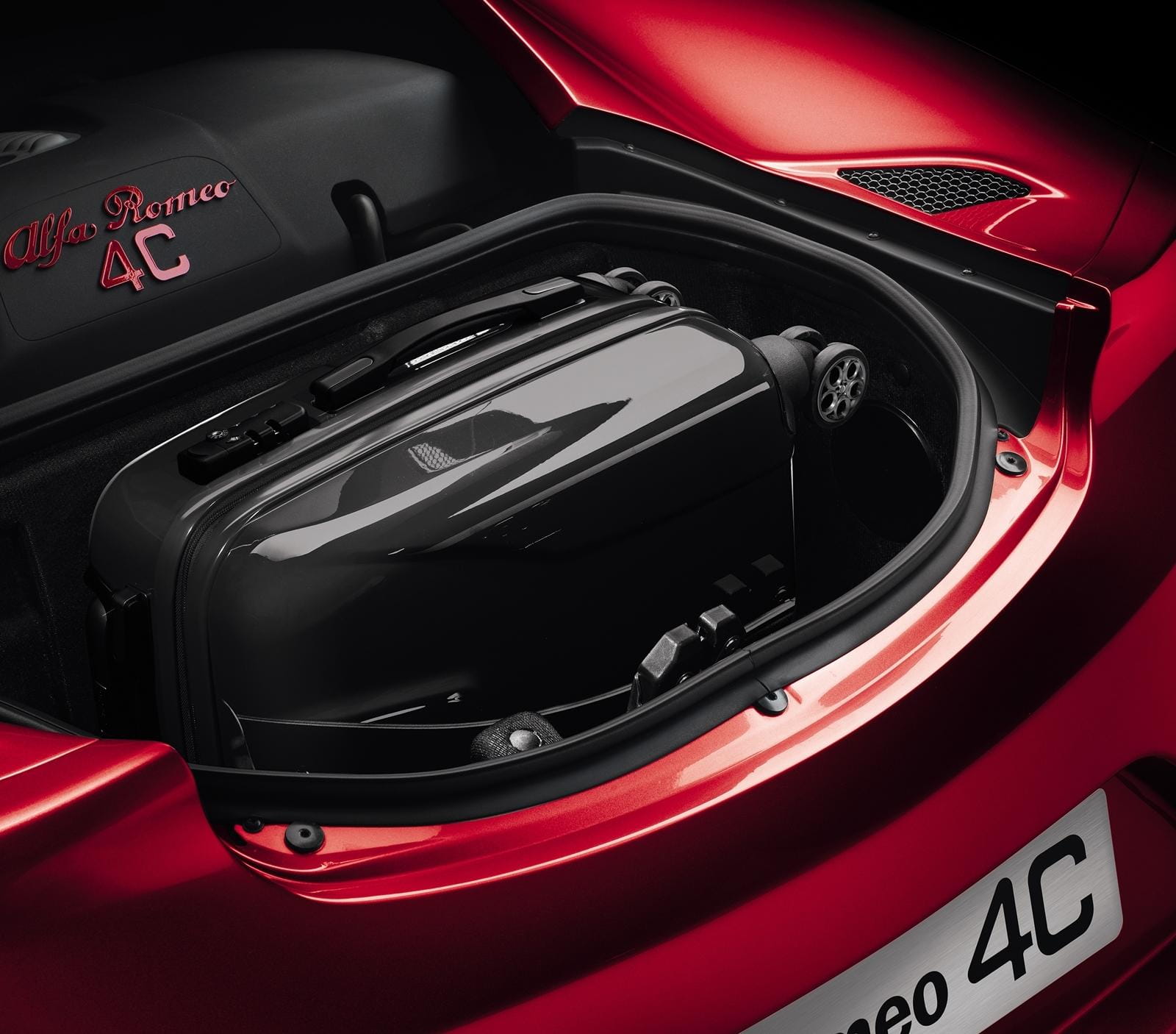 Vista del potente motor trasero del Alfa Romeo 4C, representación de la ingeniería italiana.