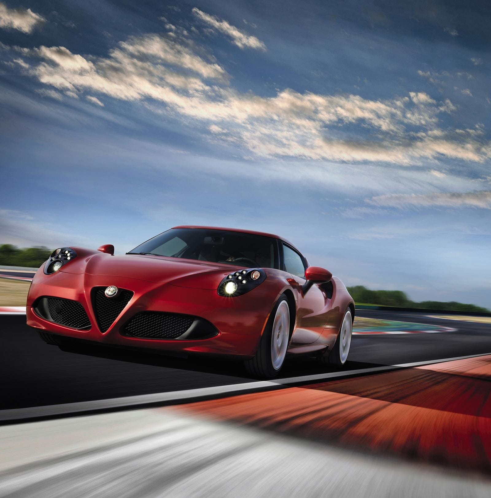 Elegante Alfa Romeo 4C en acción, destacando su frontal y perfil