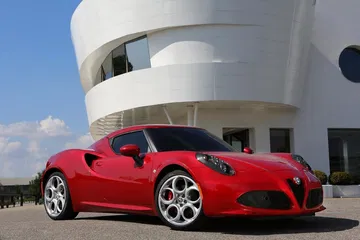 Vista lateral del Alfa Romeo 4C en color rojo, destacando su diseño deportivo.
