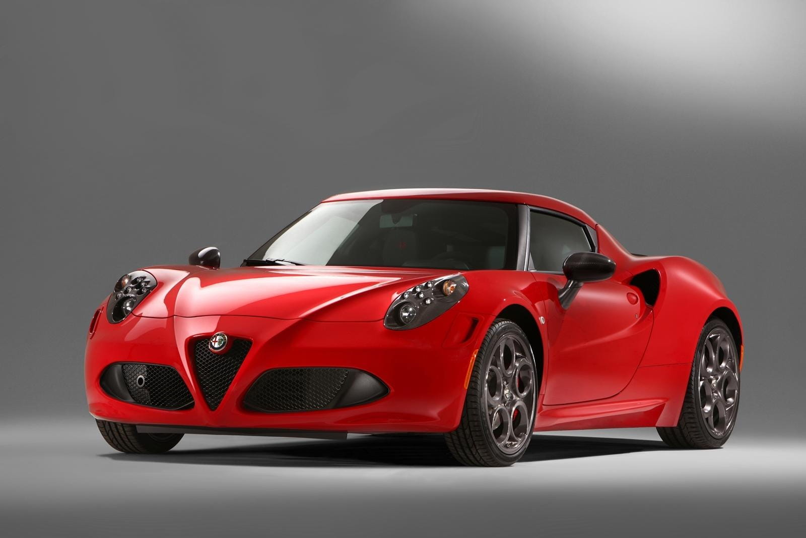 Vista delantera y lateral del Alfa Romeo 4C, destacando su diseño deportivo.