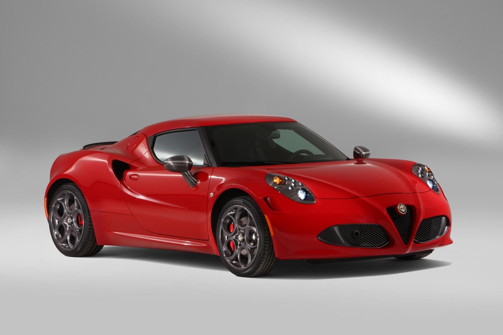 Vista lateral y delantera del Alfa Romeo 4C en color rojo.