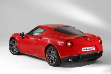 Vista dinámica trasera y lateral del Alfa Romeo 4C en color rojo.