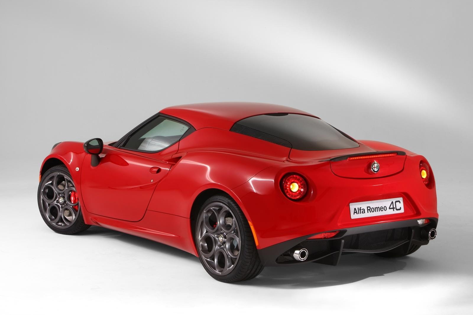 Vista dinámica trasera y lateral del Alfa Romeo 4C en color rojo.