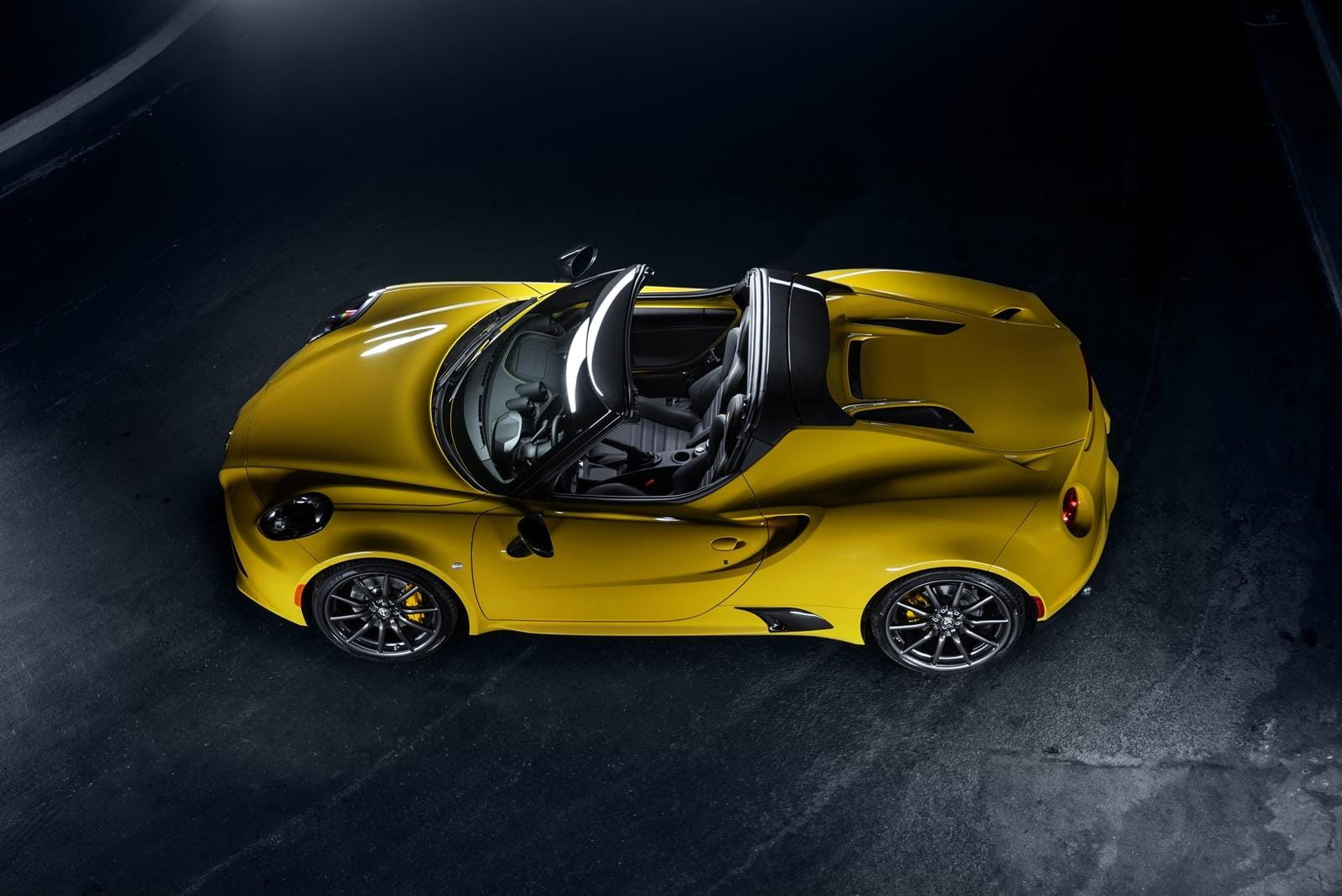 Vista superior de un Alfa Romeo 4C mostrando su techo y líneas laterales.