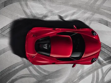 Vista aérea del Alfa Romeo 4C destacando su diseño de techo y líneas aerodinámicas.