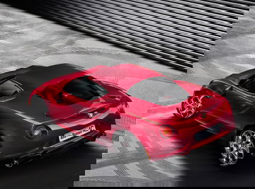 Vista superior que muestra la línea trasera y el techo del Alfa Romeo 4C.