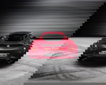 Vista trasera Alfa Romeo 4C destacando su diseño deportivo.