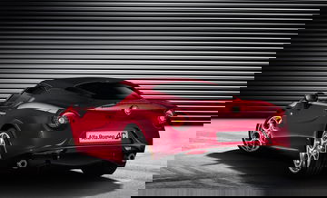 Vista trasera y lateral del Alfa Romeo 4C destacando su diseño deportivo.