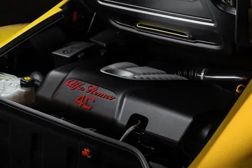 Vista parcial del propulsor del Alfa Romeo 4C, mostrando el detalle del logo.