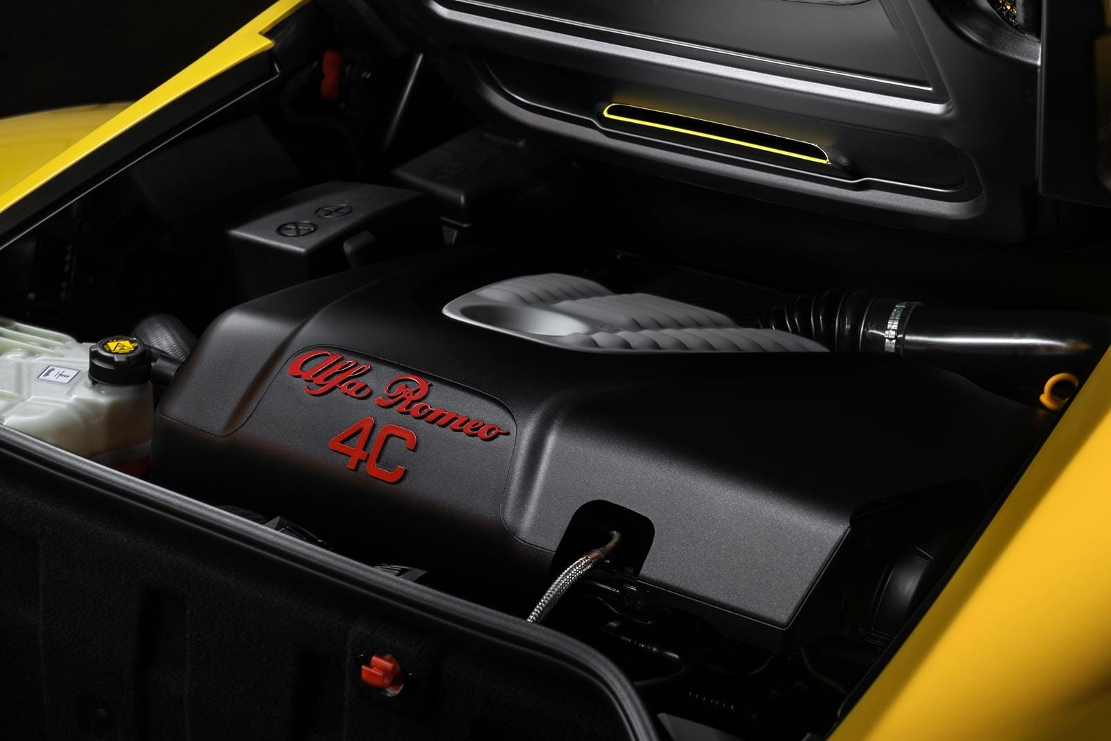 Vista parcial del propulsor del Alfa Romeo 4C, mostrando el detalle del logo.