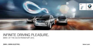 El BMW i3 en movimiento muestra su perfil y frontales dinámicos.