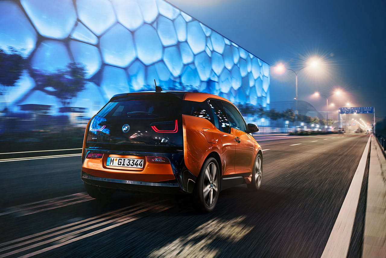 Vista dinámica trasera y lateral del BMW i3 en conducción nocturna.