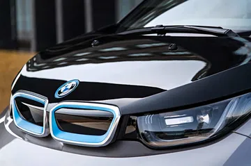 Vista detallada de la distintiva parrilla frontal de un BMW i3.