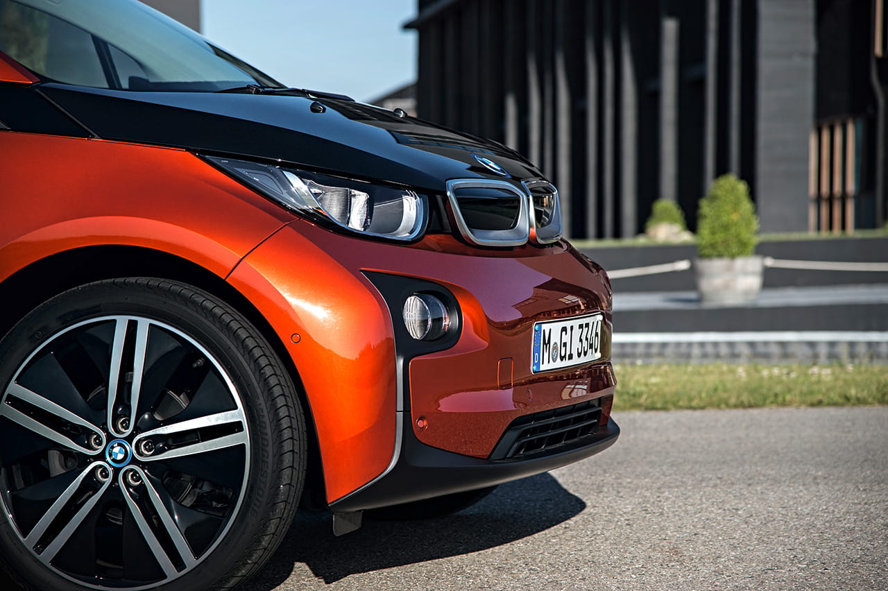 Vista delantera y lateral del BMW i3 destacando su diseño innovador