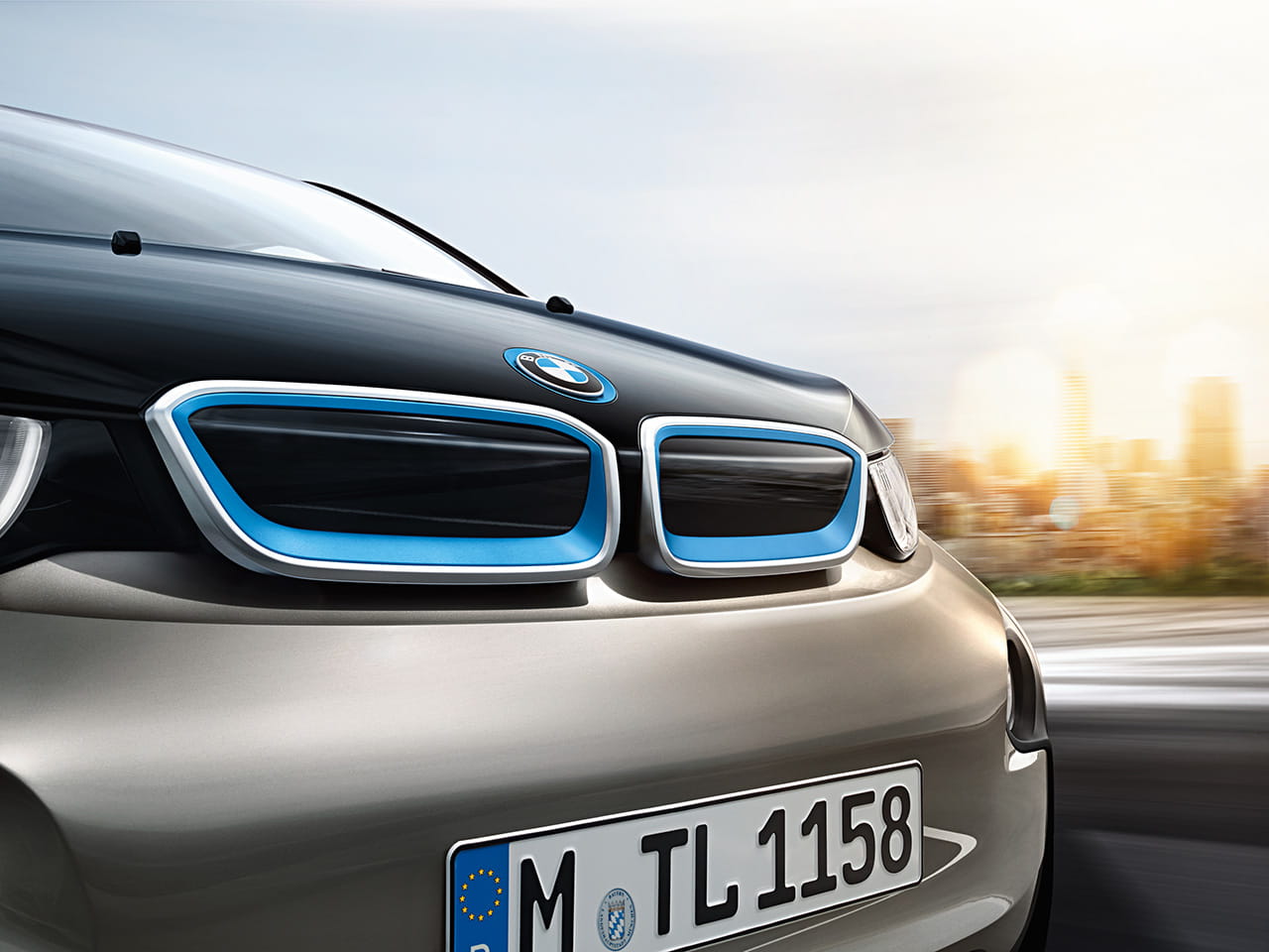 Rasgos distintivos de la parrilla frontal del BMW i3, destacando su diseño eléctrico.