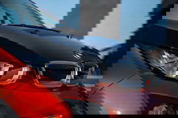 Detalles angulares del BMW i3 destacando su diseño futurista.
