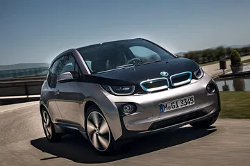 Vista dinámica del BMW i3 destacando su diseño futurista y urbano