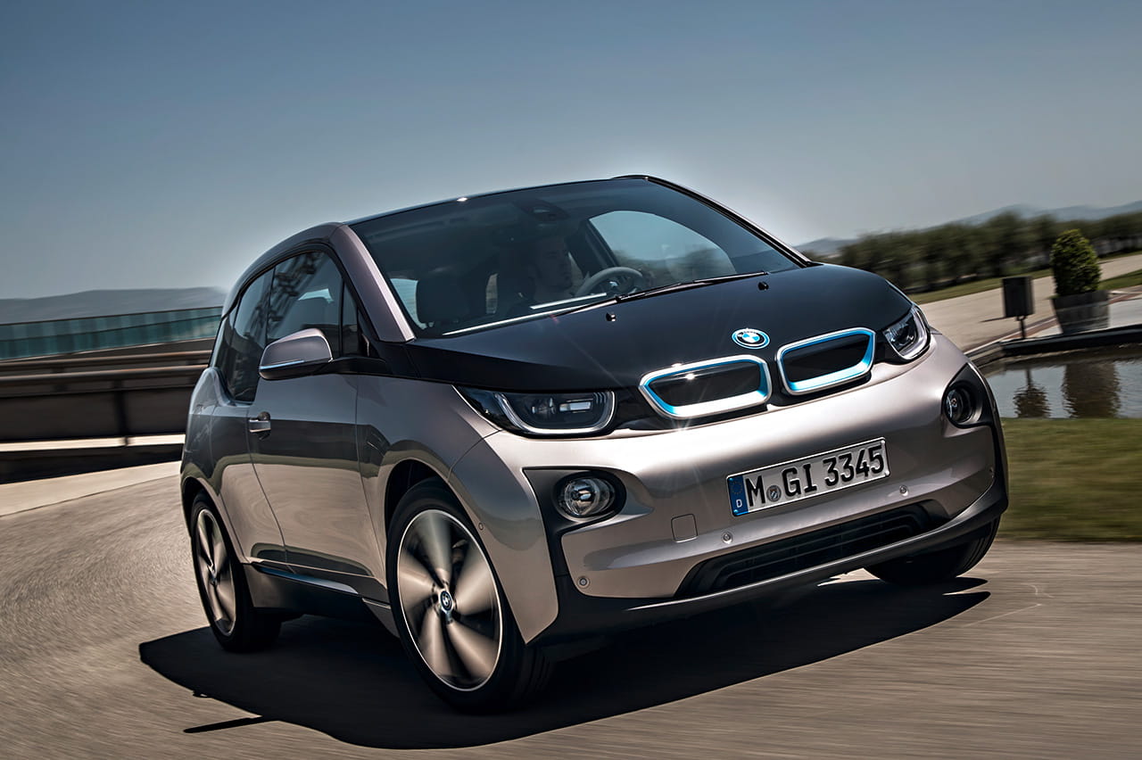 Vista dinámica del BMW i3 destacando su diseño futurista y urbano