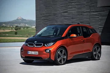 Vista dinámica del BMW i3 mostrando su diseño frontal y lateral.