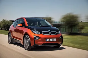 Vista dinámica del BMW i3 mostrando su diseño futurista y compacto.