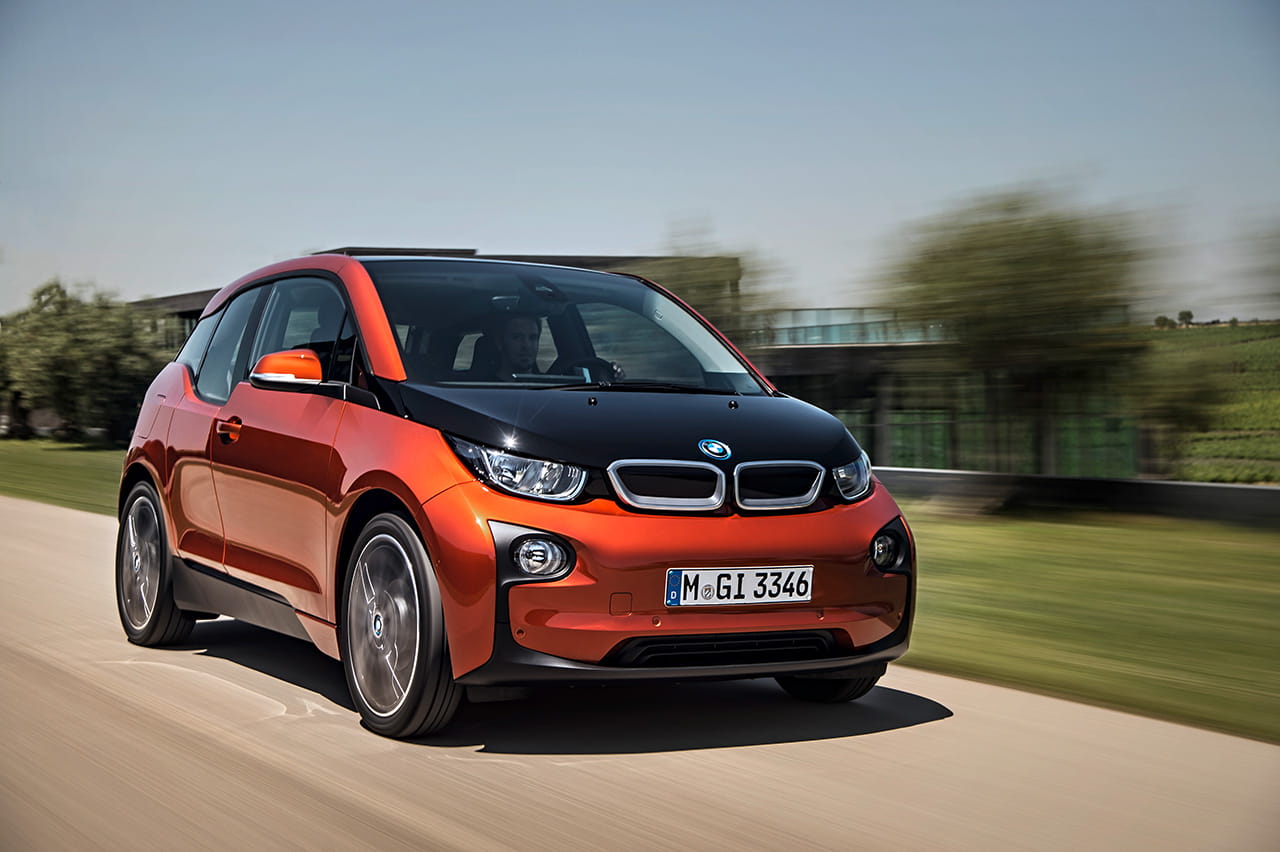 Vista dinámica del BMW i3 mostrando su diseño futurista y compacto.