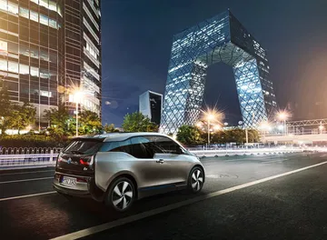 Vista lateral del BMW i3 en un entorno urbano nocturno.