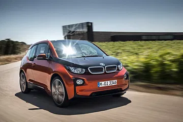 BMW i3 captado lateralmente con un efecto de luz solar, destacando su diseño