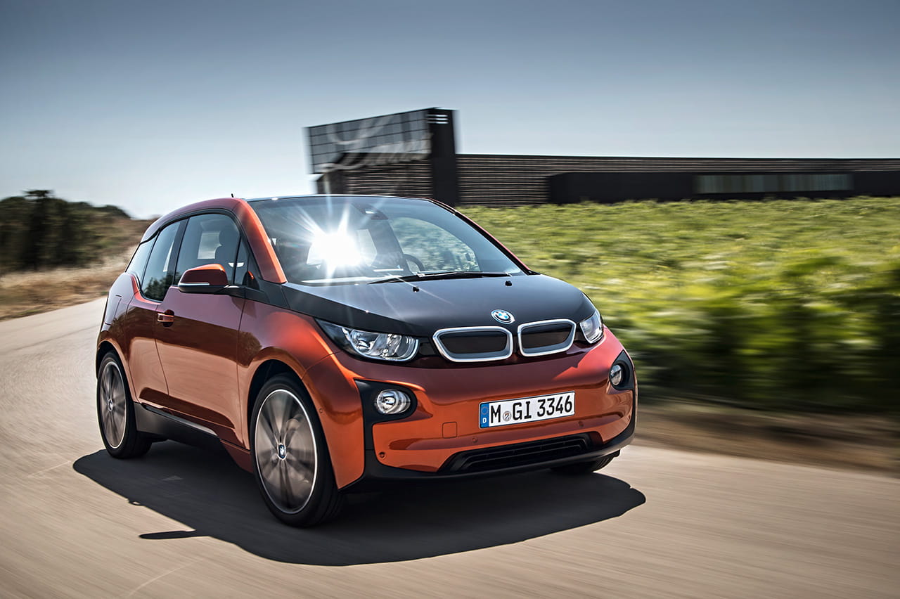 BMW i3 captado lateralmente con un efecto de luz solar, destacando su diseño