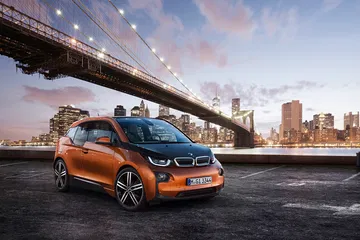 Vista lateral y delantera del BMW i3 destacando su diseño futurista.
