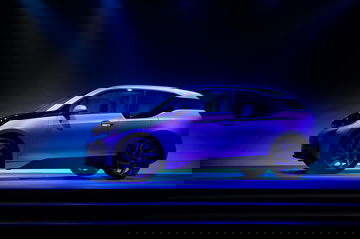BMW i3 mostrando su silueta lateral en iluminación dinámica.