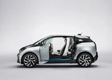 Vista lateral del BMW i3 con las puertas abiertas, mostrando accesibilidad.