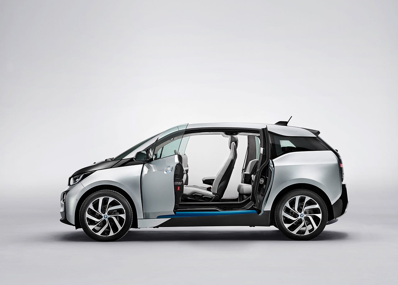 Vista lateral del BMW i3 con las puertas abiertas, mostrando accesibilidad.