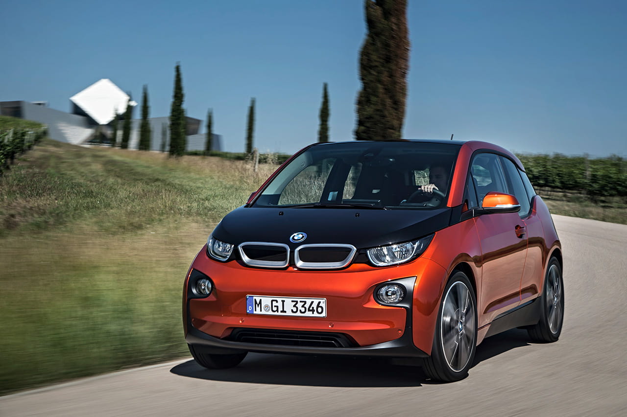 Vista lateral del BMW i3 resaltando su diseño compacto y dinámico.