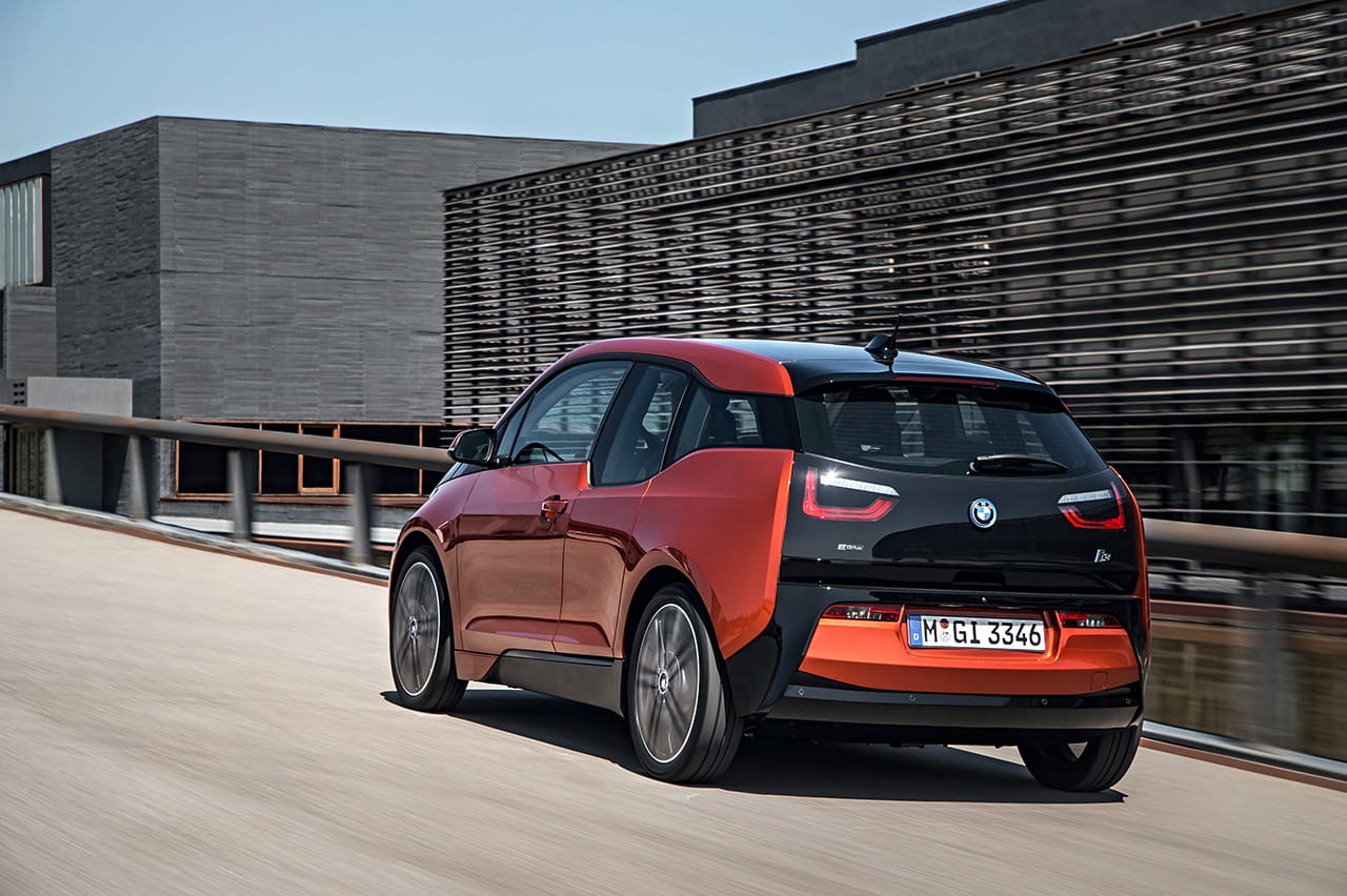 Vista trasera y lateral del BMW i3 con un diseño vanguardista en un entorno urbano