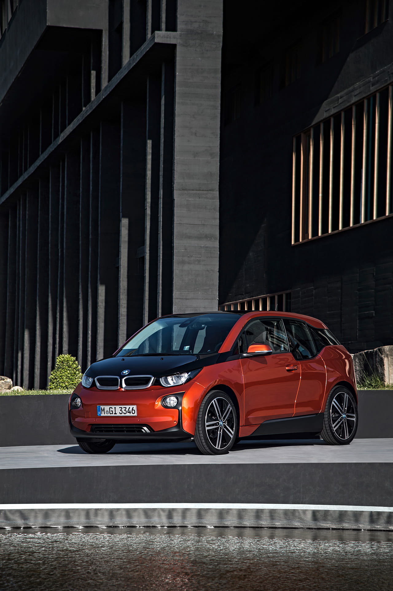 Vista lateral del BMW i3 resaltando su diseño compacto y líneas modernas.